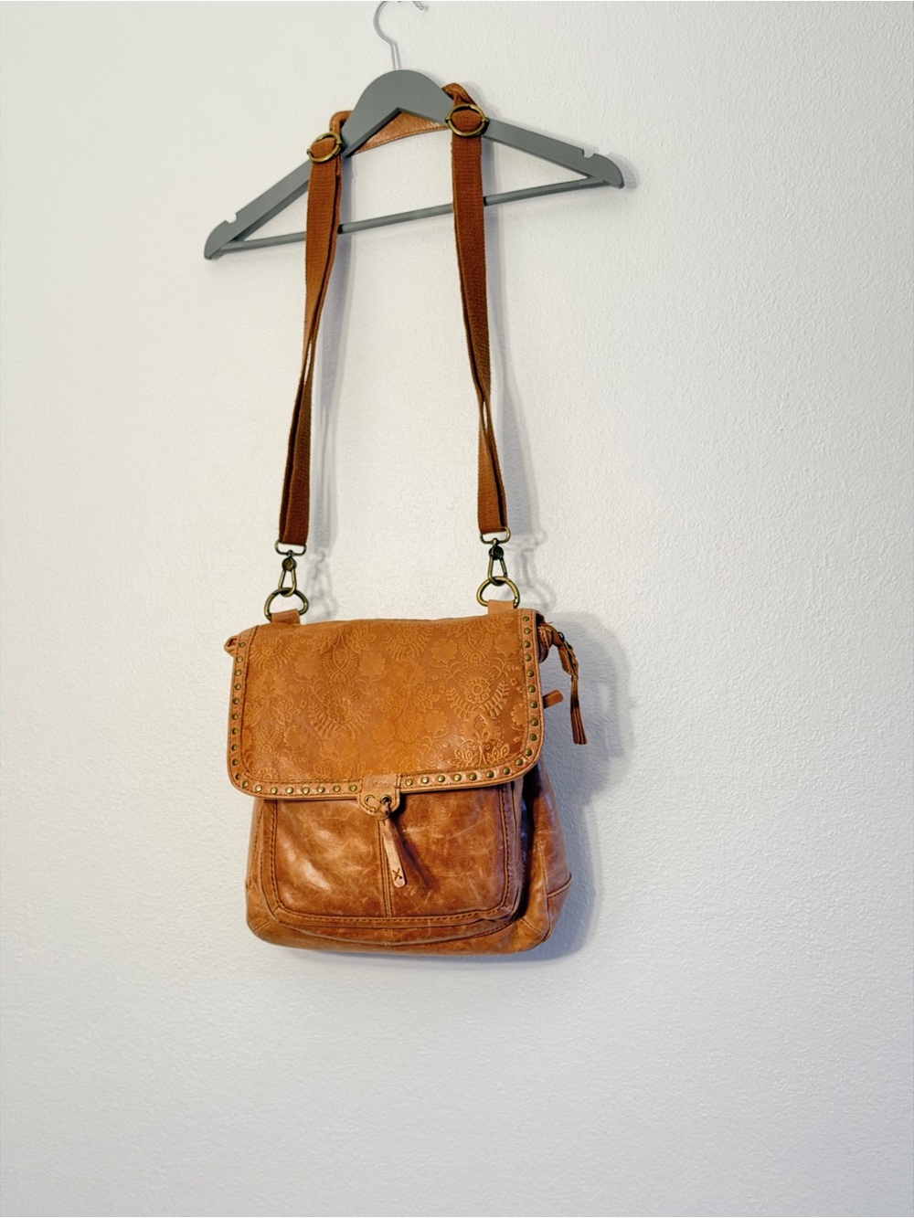 The Sak Ventura Convertible Backpack Crossbody Handbag Distressed Brown Leather
